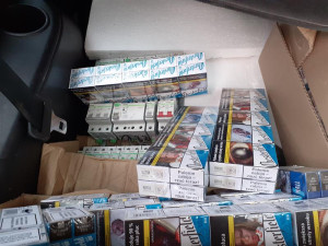Vezu jen potraviny, tvrdil řidič. Celníci mu v autě našli 22 tisíc nezdaněných cigaret