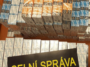 Vezu jen potraviny, tvrdil řidič. Celníci mu v autě našli 22 tisíc nezdaněných cigaret