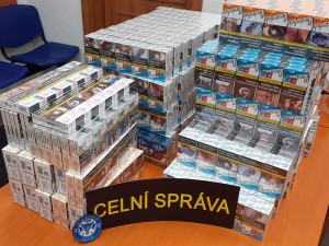 Vezu jen potraviny, tvrdil řidič. Celníci mu v autě našli 22 tisíc nezdaněných cigaret