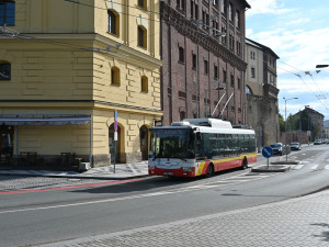 Havárka kanalizace v centru Hradce poslala trolejbusy na objízdné trasy
