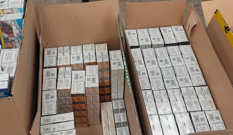 Vezu jen potraviny, tvrdil řidič. Celníci mu v autě našli 22 tisíc nezdaněných cigaret