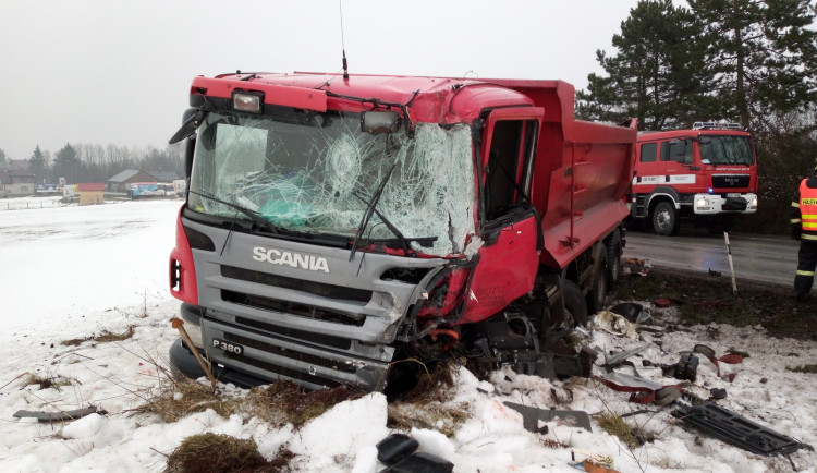 Tragická srážka osobního auta s kamionem na Jičínsku.