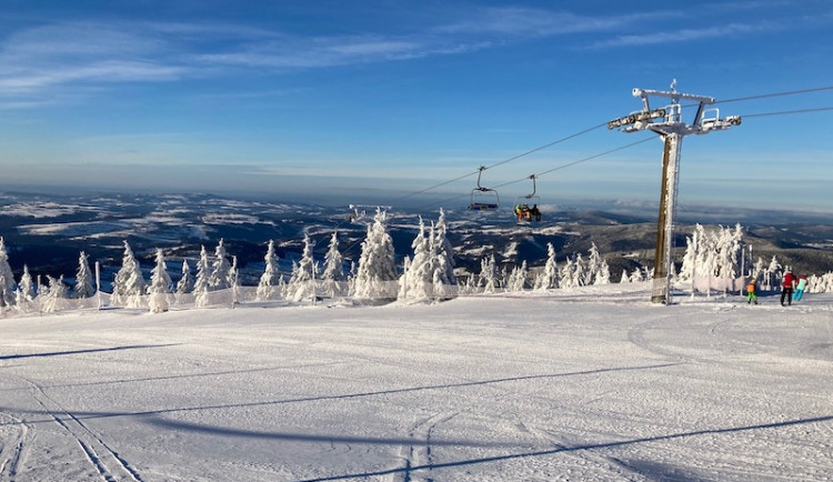 Skiareál Rokytnice nad Jizerou nabízí dlouhé, široké sjezdovky a pro děti Funpark.