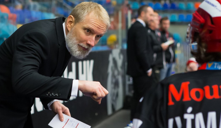 Hokejisty extraligového Hradce Králové povede i nadále kouč Tomáš Martinec.