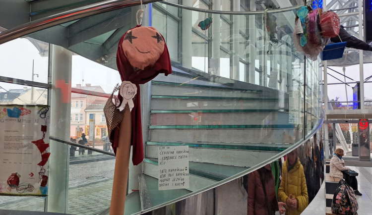 Terminál hromadné dopravy v Hradci Králové zdobí výtvory dětí z příměstského táboru místní galerie
