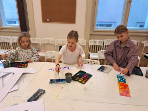 Terminál hromadné dopravy v Hradci Králové zdobí výtvory dětí z příměstského táboru místní galerie