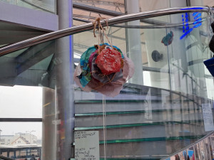 Terminál hromadné dopravy v Hradci Králové zdobí výtvory dětí z příměstského táboru místní galerie