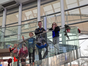 Terminál hromadné dopravy v Hradci Králové zdobí výtvory dětí z příměstského táboru místní galerie