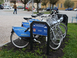 Sdílená kola ve Dvoře Králové za první rok najezdila 15,5 tisíc kilometrů. Projekt bude pokračovat