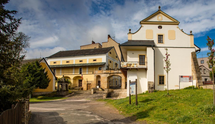 Muzeum ve Dvoře Králové nad Labem je kvůli vlhkosti zavřené. Město ho dá opravit.