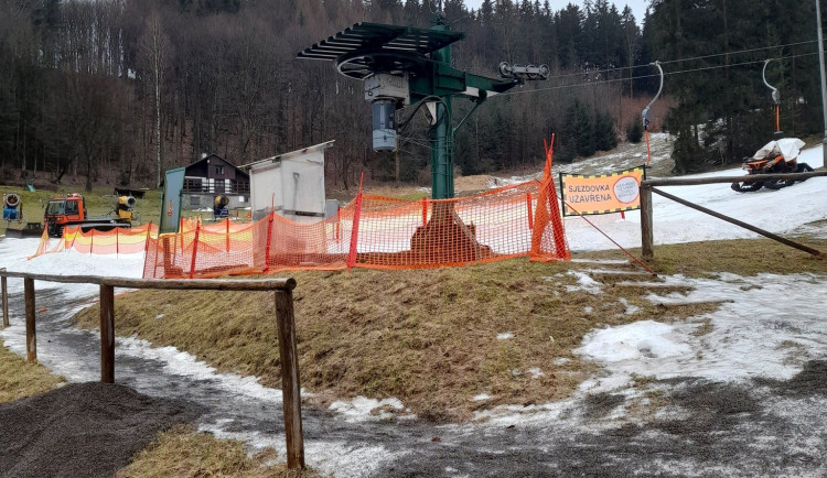 Některé skiareály kvůli počasí ukončily letošní lyžařskou sezónu