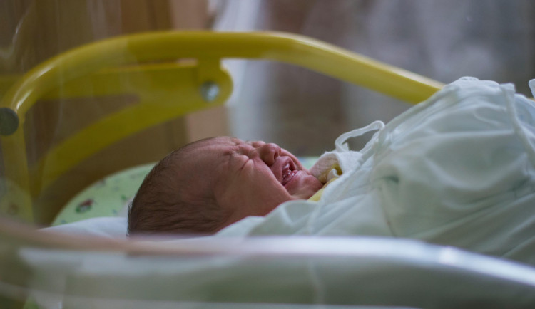 Rodička z Jičínska odmítla císařský řez, novorozenec nepřežil