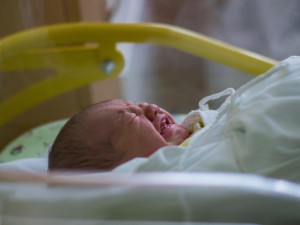 Rodička z Jičínska odmítla císařský řez, novorozenec nepřežil