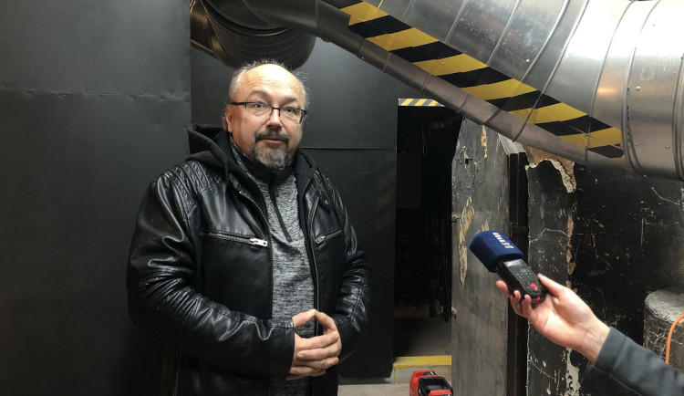 Trhliny a narušená statika. Odborníci kontrolují brněnské divadlo senzory