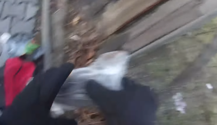 VIDEO: Muž s pistolí v batohu nadýchal dvě promile