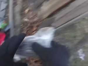 VIDEO: Muž s pistolí v batohu nadýchal dvě promile