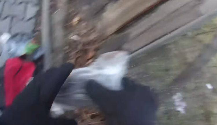 Muž s pistolí v batohu nadýchal dvě promile.