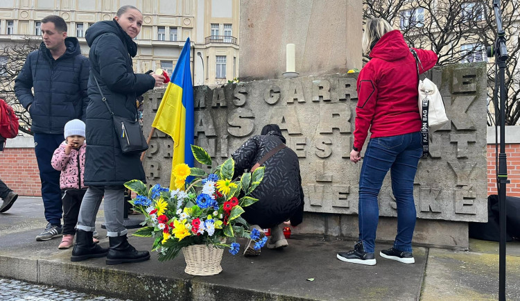 OBRAZEM: Slzy, smutek i naděje. Jak vypadalo tiché uctění obětí války na Ukrajině v Hradci Králové?