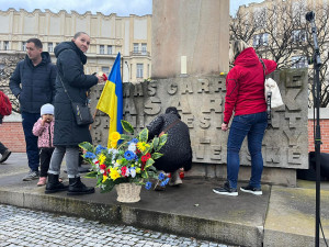 OBRAZEM: Slzy, smutek i naděje. Jak vypadalo tiché uctění obětí války na Ukrajině v Hradci Králové?