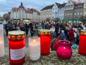 Slzy, smutek a naděje. Jak vypadalo tiché uctění obětí války na Ukrajině v Hradci Králové?
