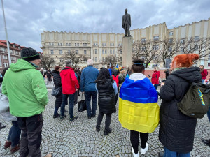 Slzy, smutek a naděje. Jak vypadalo tiché uctění obětí války na Ukrajině v Hradci Králové?