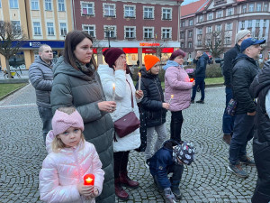 Slzy, smutek a naděje. Jak vypadalo tiché uctění obětí války na Ukrajině v Hradci Králové?
