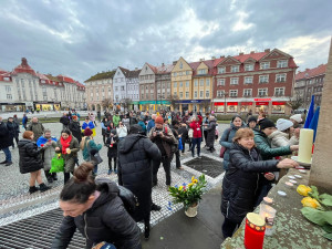 Slzy, smutek a naděje. Jak vypadalo tiché uctění obětí války na Ukrajině v Hradci Králové?