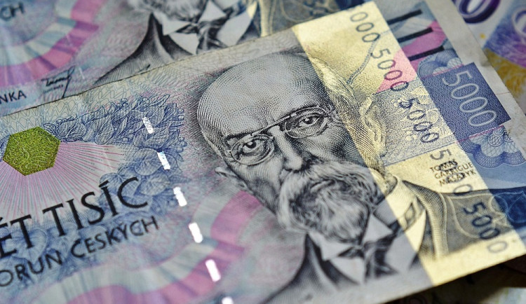 Senior z Rychnovska naletěl podvodníkovi s akciemi, přišel o téměř tři sta tisíc korun