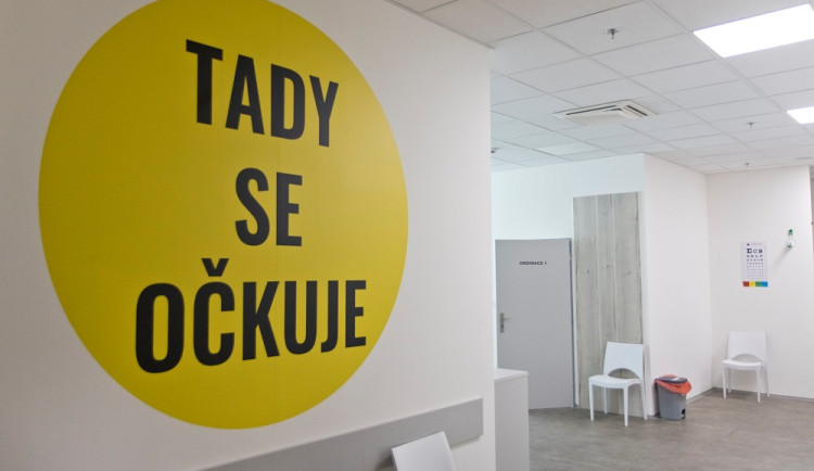 Fakultní nemocnice v Hradci Králové bude od zítřka očkovat proti covidu na Klinice infekčních nemocí