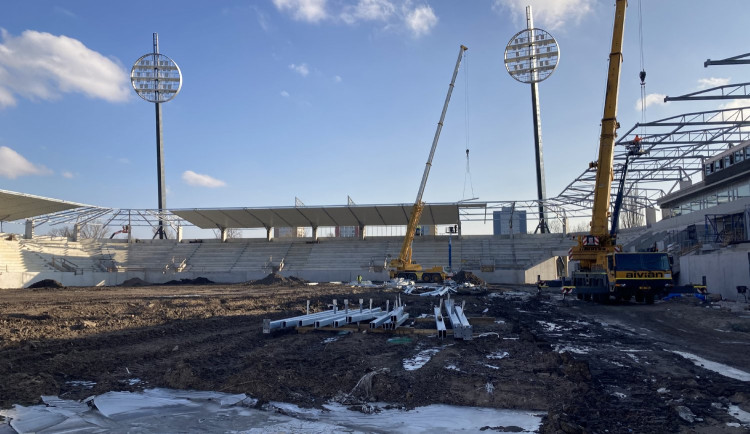 Hradecký stadion bude o šestnáct milionů dražší, odsouhlasilo město