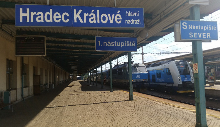 nástupiště na hlavním nádraží v Hradci Králové