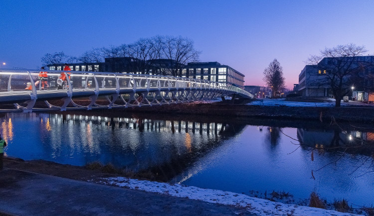 Lávka přes Labe v Hradci Králové se otevře zítra. Jeden její metr vyšel na 1,7 milionu korun.