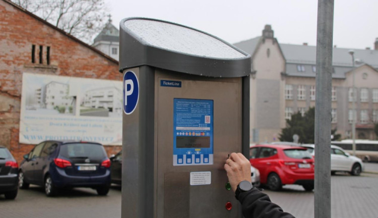 Dvůr Králové nad Labem změní systém parkování ve městě. Řidiči budou zadávat poznávačku