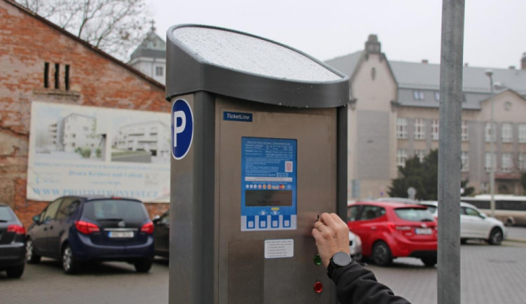 Dvůr Králové nad Labem změní systém parkování ve městě. Řidiči budou zadávat poznávačku.