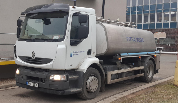 Vodárny v Hradci Králové zrušily službu dovážení vody do bazénů zdarma
