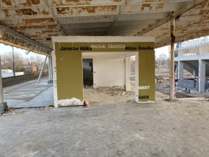 Na fotbalovém stadionu v Hradci Králové začala demolice staré východní tribuny