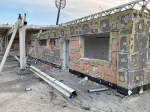 Na fotbalovém stadionu v Hradci Králové začala demolice staré východní tribuny