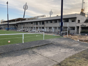Na fotbalovém stadionu v Hradci Králové začala demolice staré východní tribuny