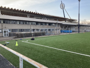 Na fotbalovém stadionu v Hradci Králové začala demolice staré východní tribuny
