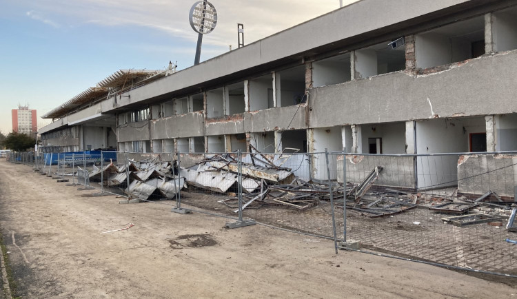 Na fotbalovém stadionu v Hradci Králové začala demolice staré východní tribuny