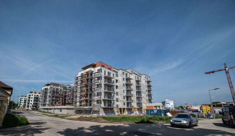 Výstavba bytů v hradeckém kraji loni klesla o sedm procent