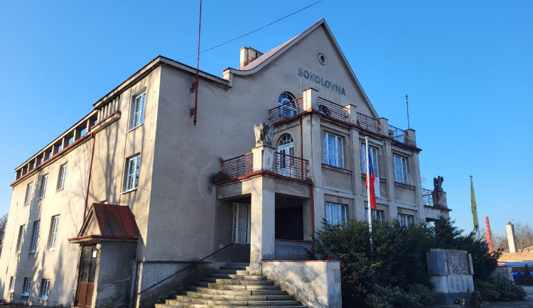 Obyvatelé Třebechovic pod Orebem se snaží zachránit starou sokolovnu