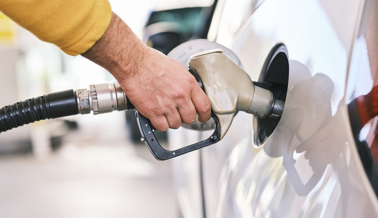 Cenovky u benzínu a nafty padají dolů o několik desetihaléřů