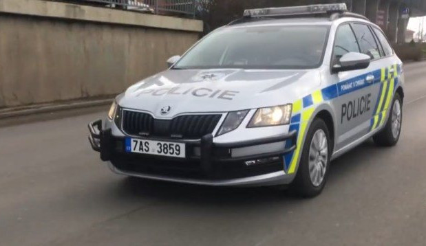 Muž v Hradci Králové chtěl upálit v bytě svou rodinu, zapálil dveře bytu