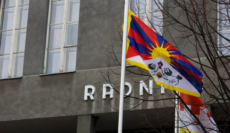 Tibetská vlajka v hradeckém kraji zavlaje před radnicemi, školami i na Sněžce
