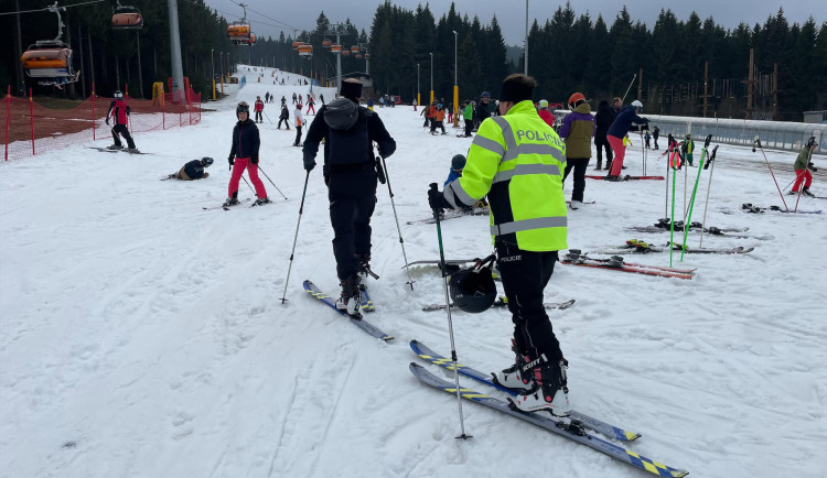 Policisté na běžkách kontrolují chaty v Orlických horách. Na jaře přesednou na kolo