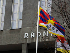 Tibetská vlajka v hradeckém kraji zavlaje před radnicemi, školami i na Sněžce