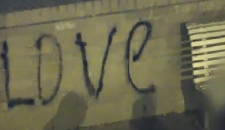 Vandalky v Brně zničily zdi pod Petrovem. Spreje hodily z hradeb