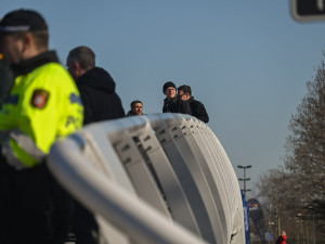 Jak udržovat novou lávku přes Labe v zimě? Klasický posyp ji poškodí, ve hře je ruční zametání