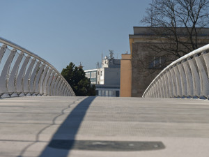 Jak udržovat novou lávku přes Labe v zimě? Klasický posyp ji poškodí, ve hře je ruční zametání